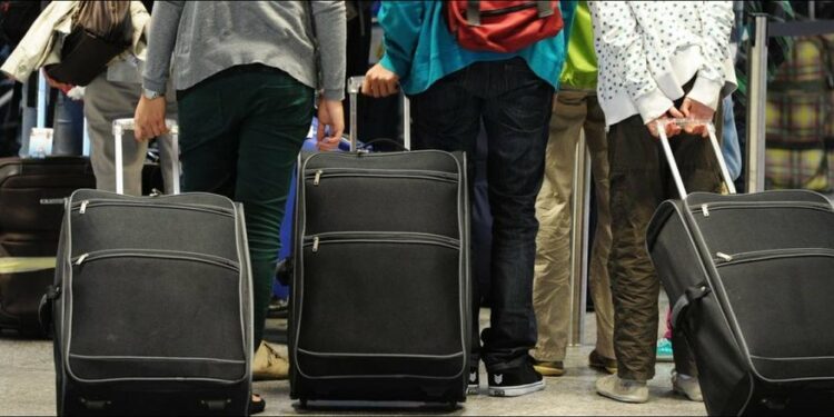 “Djemtë në emigrim, vajzat në auditore”- Instat: 2 nga 6 fakultete të Tiranës, kanë reth 90% të studentëve vajza