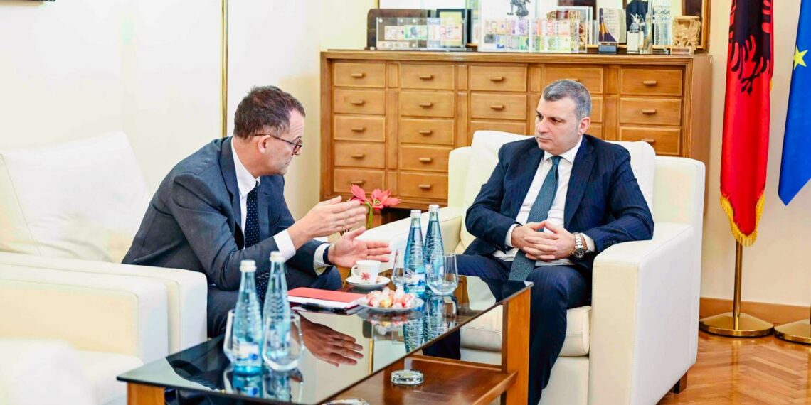“Kredia, kursi i këmbimit dhe normat e interesit…”. Ja çfarë diskutoi shefi i FMN-së me guvernatorin në Tiranë