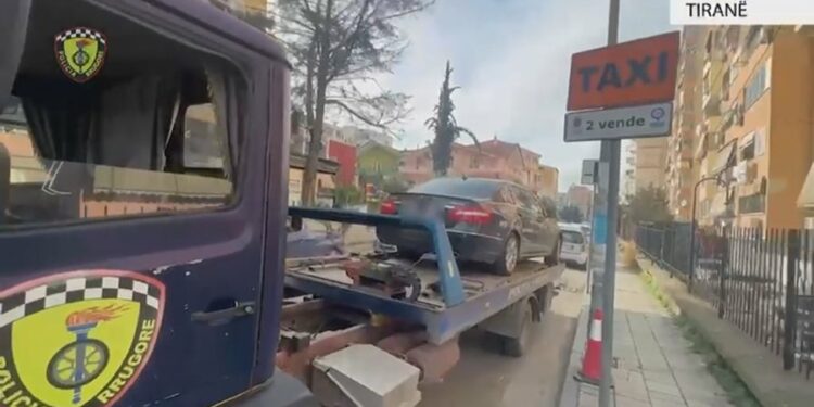 Do paguani gjobën dhe karrotrecin! Policia nis aksionin kundër parkimit të gabuar