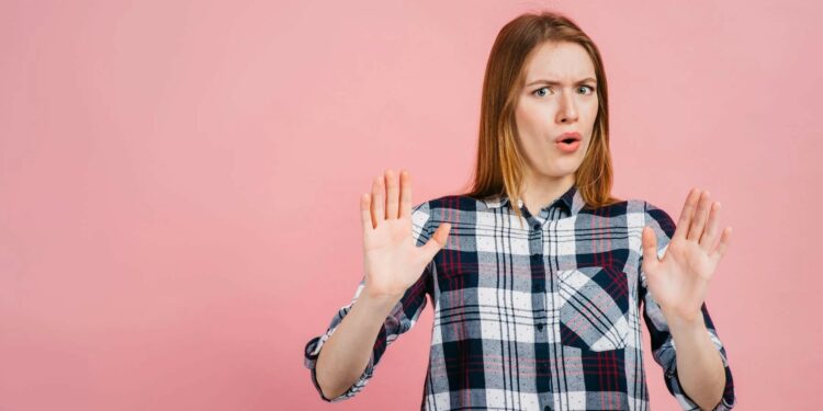 Njerëzit me inteligjencë të ulët emocionale shpesh përdorin këto 7 fraza