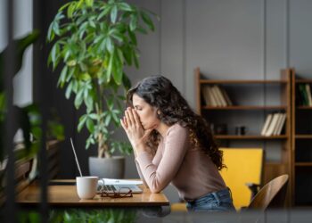 Pse ndihemi gjithmonë të rraskapitur pas pune?