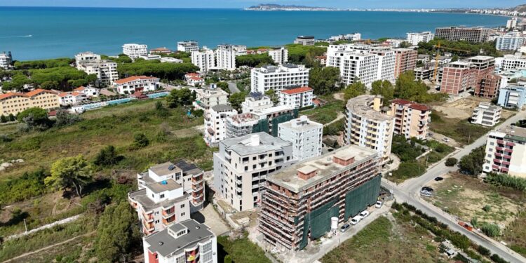 Pasi ngeci në pritje të rivlerësimit, tregu i pasurive të paluajtshme i rikthehet shit-blerjeve normale