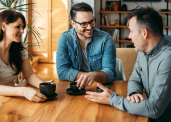 Dëshiron të lësh përshtypje pozitive tek njerëzit? Hiq dorë nga këto 7 sjellje tani!