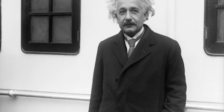 TikTok “ringjall” Albert Einstein me AI – Deepfake nga një foto e vetme!