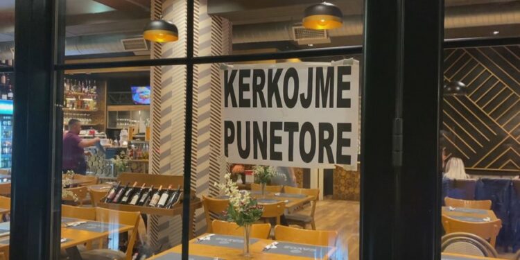 Kërkohen mbi 2 mijë kamerierë e banakierë, bizneset në sektorin e turizmit vihen në lëvizje