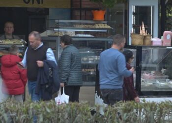 Shqiptarët braktisin prodhimin, investojnë në prona e turizëm