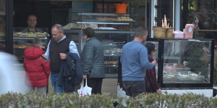 Shqiptarët braktisin prodhimin, investojnë në prona e turizëm