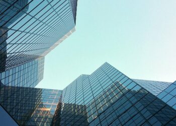 Dritaret me panele diellore që mund të kthejnë ndërtesa të tëra në termocentrale thyejnë rekordin e energjisë elektrike!