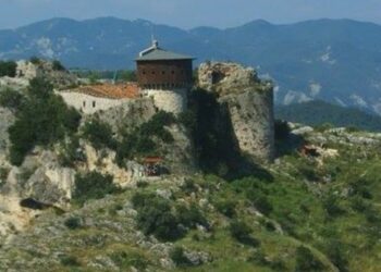 Një “shtëpi” për të gjitha fetë, 210 mijë m2 tokë në Petrelë, qeveria ngre “Parkun e Besimit”