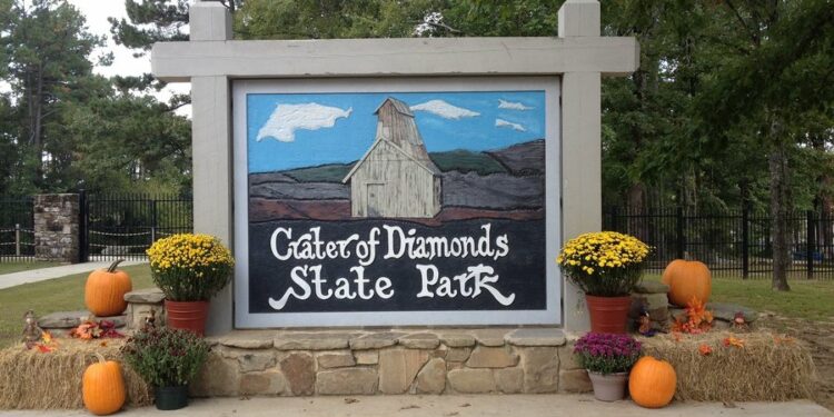 E vetmja minierë diamanti në botë e hapur për publikun: Vizitorët mund të mbajnë çdo gur të çmuar që gjejnë!