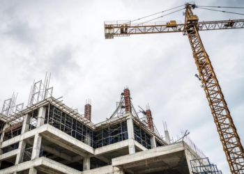 Muret e Shqipërisë “po ngrihen” me beton të huaj. Rriten me 40% importet e çimentos