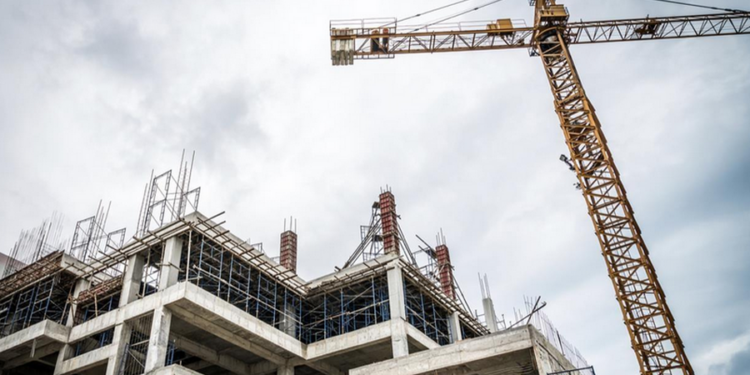 Muret e Shqipërisë “po ngrihen” me beton të huaj. Rriten me 40% importet e çimentos