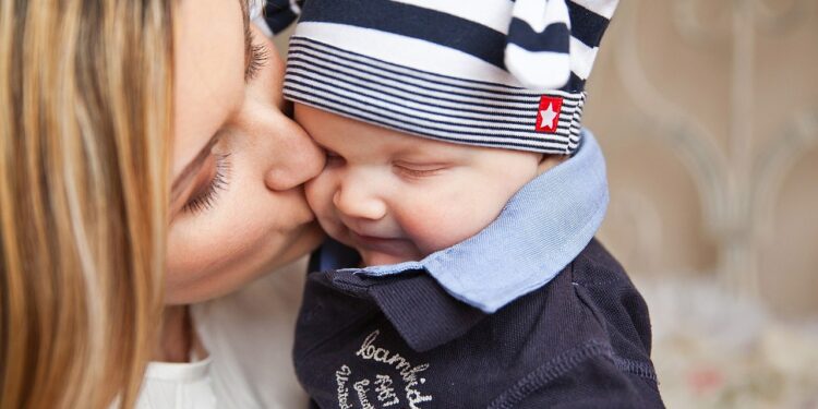 Hungari: Nënat me më shumë se 2 fëmijë do të përjashtohen përjetësisht nga taksat