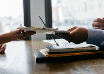 Nga puna në shtet te privati, si ta përshtasni CV-në tuaj në mënyrën e duhur?