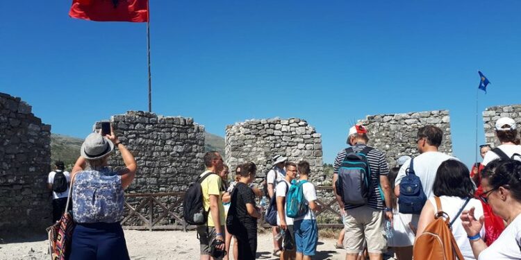 Turistët “e varfër” në Shqipëri, shpenzimet mesatare 427 euro për çdo pushues
