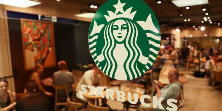 Si një vendim i thjeshtë e bëri Starbucks-in… STARBUCKS?