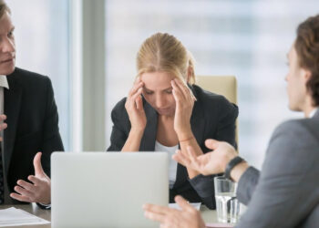 Si të qëndroni pozitiv në një ambient pune mbytës