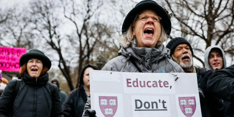 Trump ngrin 2 miliardë dollarë fonde për Harvard-in