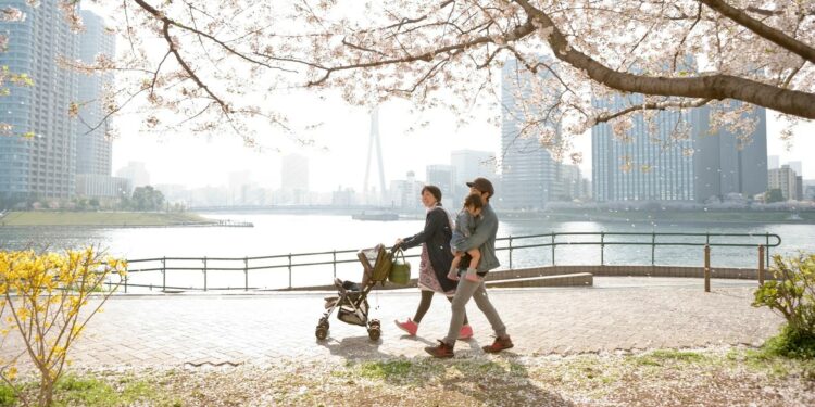 Japonia kalon në javë pune me katër ditë për të nxitur lindjet – por a mjafton kjo?