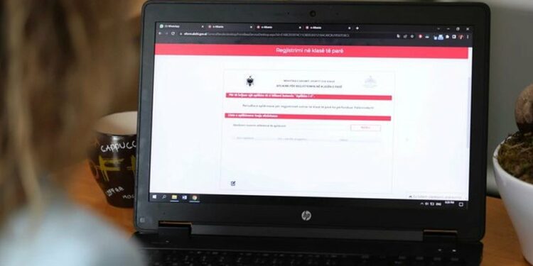 Çfarë është “Karta Blu” për të huajt që duan punë? Aplikimi përmes e-Albania edhe për punonjës sezonalë