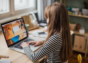 Adoleshentet kodojnë 4 herë më shumë se meshkujt/ Eurostat: Femrat shqiptare renditen të parat në rajon