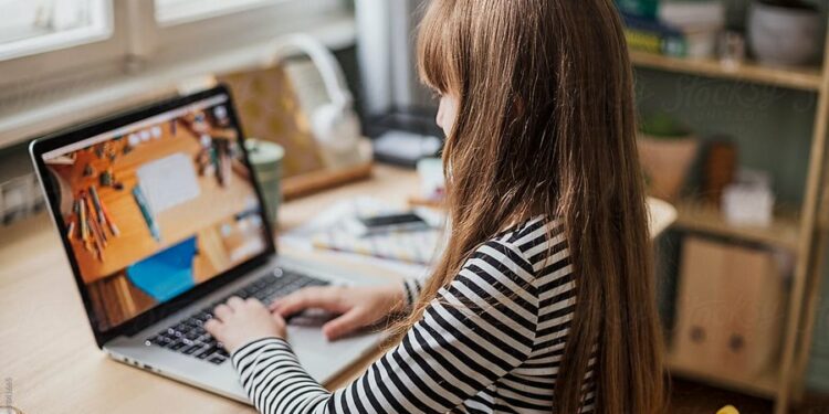 Adoleshentet kodojnë 4 herë më shumë se meshkujt/ Eurostat: Femrat shqiptare renditen të parat në rajon