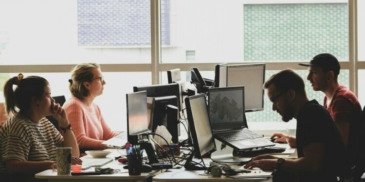 Në një muaj shpallen mbi 1600 vende pune – Nga punëtorët e krahut, te inxhinierët. Çfarë kërkon tregu?