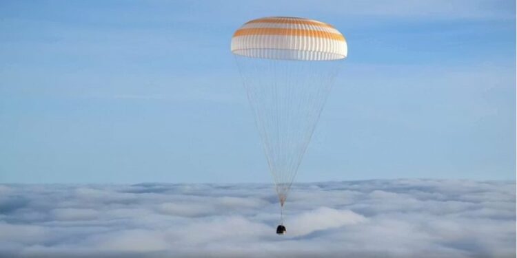 I erdhi përqark Tokës 3520 herë, rikthehet pas 220 ditësh anija hapësinore
