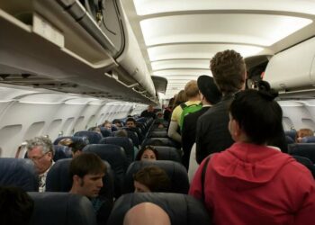 70 euro gjobë kush ngrihet në këmbë para se të ulet avioni