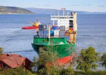 Çohet në mëngjes dhe gjen një anije mallrash “të parkuar” në oborrin e shtëpisë