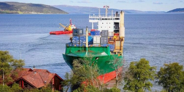 Çohet në mëngjes dhe gjen një anije mallrash “të parkuar” në oborrin e shtëpisë