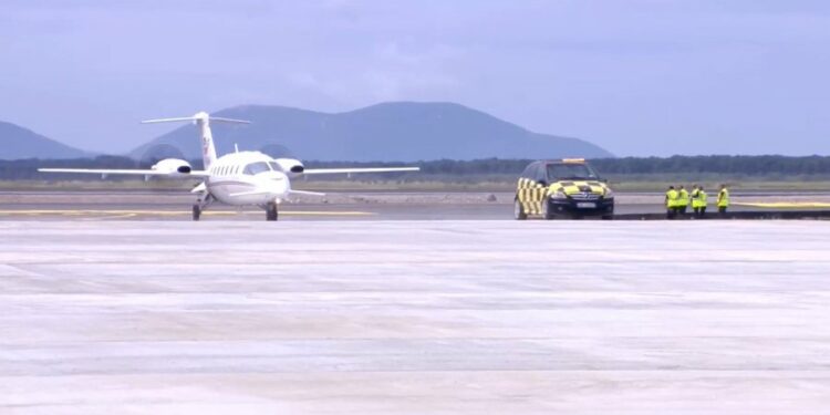 Ulet avioni i parë në aeroportin e Vlorës
