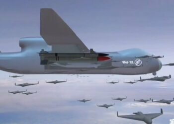 VIDEO | Avioni kinez që sfidon Amerikën në qiell, lëshon breshëri dronësh kamikazë