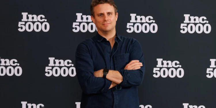 Kjo video 4,500 dollarëshe e transformoi një djalë të thjeshtë në biznesmen