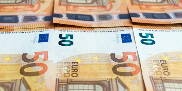 A mundet që euro të bëhet globale? Me dollarin që “lëkundet”, politikëbërësit europianë kanë një mundësi të artë