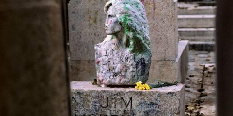 Gjendet rastësisht pas 37 vitesh statuja e Jim Morrison që u vodh nga varri
