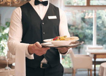 Shërbimi në krizë, restorantet s’gjejnë dot punëtorë, paga e kamerierëve deri 200 mijë lekë/muaj