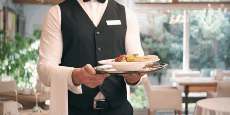 Shërbimi në krizë, restorantet s’gjejnë dot punëtorë, paga e kamerierëve deri 200 mijë lekë/muaj