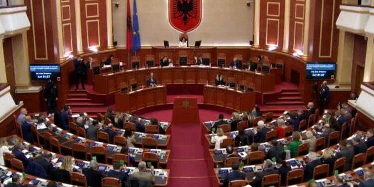 2046 kandidatë për 140 vende – Gara parlamentare në Shqipëri