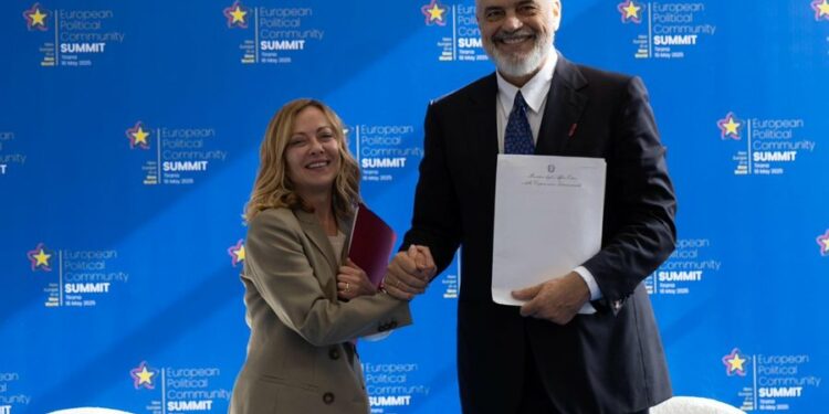 Meloni i dorëzoi Ramës dokumentin final të njohjes së pensioneve me Italinë, ja kur hyn në fuqi marrëveshja