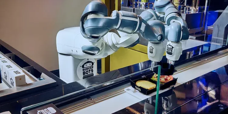Burger në 27 sekonda? Robotët po transformojnë fast food-in në Kaliforni!