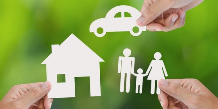 Nuk ndryshon tradita. Shqiptarët sigurojnë makinat, më pak pronën dhe jetën