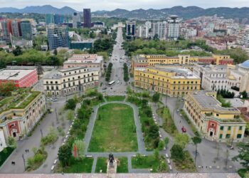 KE jep alarmin: Ditë të vështira për Shqipërinë, ekonomia do të ngadalësohet