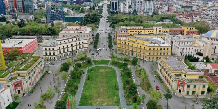 KE jep alarmin: Ditë të vështira për Shqipërinë, ekonomia do të ngadalësohet