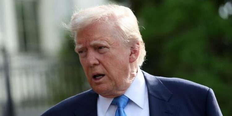 Trump kërcënon me sanksione këdo që blen naftë nga Teherani