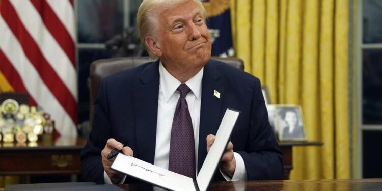 Trump “kontrollon” vendimet e Biden. 15 mld dollarë fonde për energjinë do të shqyrtohen nga administrata e re