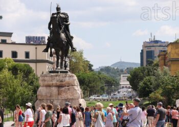 Dinamikat e cuditshme të turizmit/ Të huajt vijnë, shqiptarët ikin jashtë