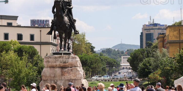 Dinamikat e cuditshme të turizmit/ Të huajt vijnë, shqiptarët ikin jashtë