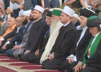 Sot Kurban Bajrami! Besimtarët falen në bulevard