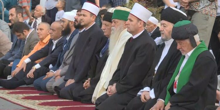 Sot Kurban Bajrami! Besimtarët falen në bulevard